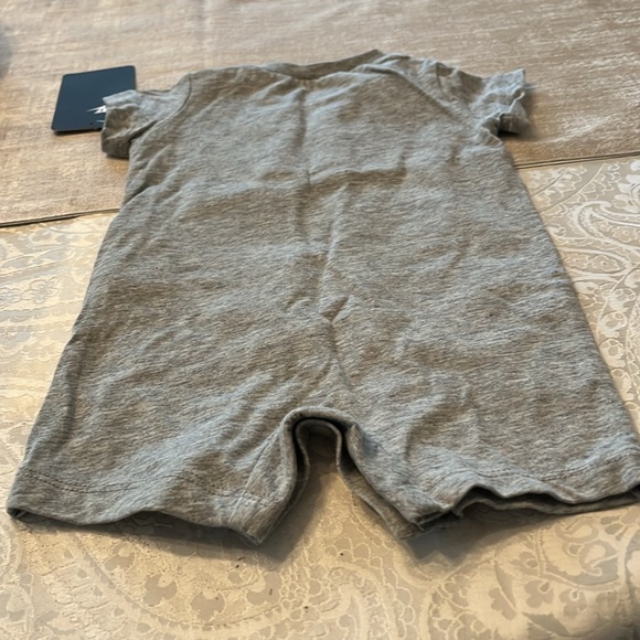 Nike Onesie NWT Size 3 Months Gray and Black for Baby - Picture 4 of 4